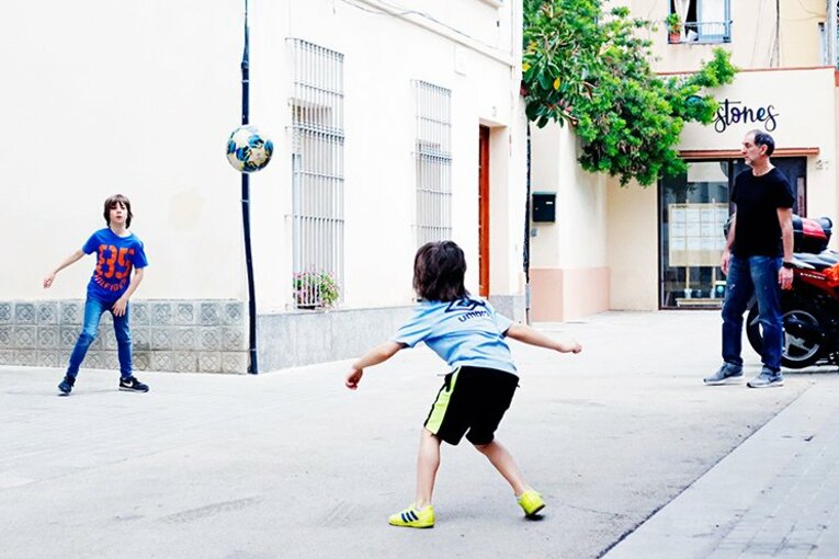 バルセロナに球蹴りが戻ってきた。親子の路地裏フットボールの幸せ。(3)