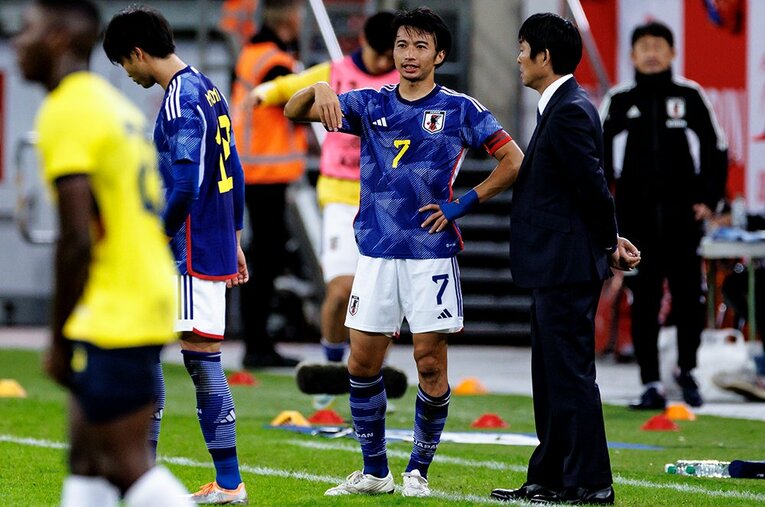 9月シリーズ、エクアドル戦での柴崎と森保監督　©Kiichi Matsumoto