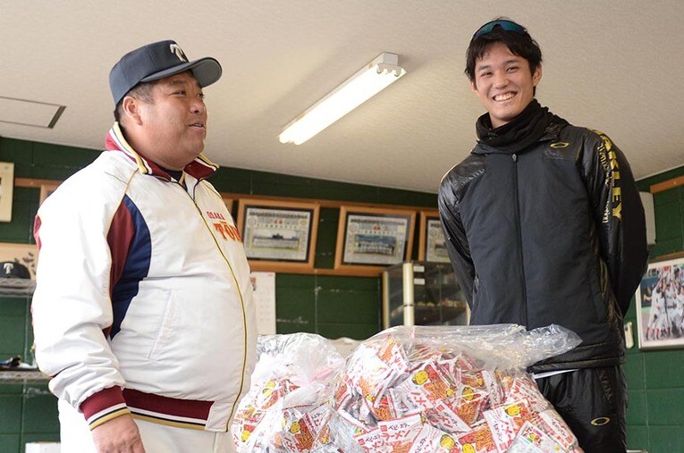 大阪桐蔭・西谷監督の好物ベビースターラーメンを差し入れする藤浪晋太郎（2017年1月） ／ photograph by Sankei Shimbun