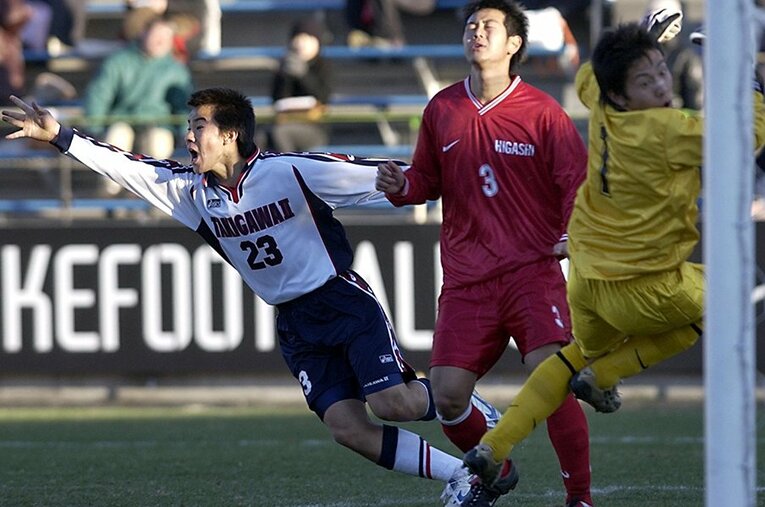 2003年1月、全国高校サッカー選手権準々決勝、滝川二－東福岡の後半36分、勝ち越しのゴールを決めた滝川二FW・岡崎慎司（左） ／ photograph by SANKEI SHINBUN