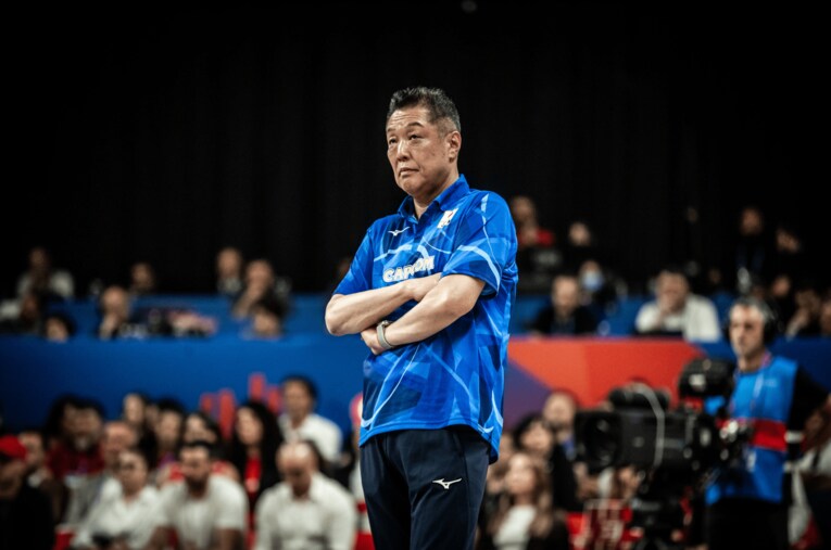 眞鍋政義監督（VNLトルコ戦）　©Volleyball World