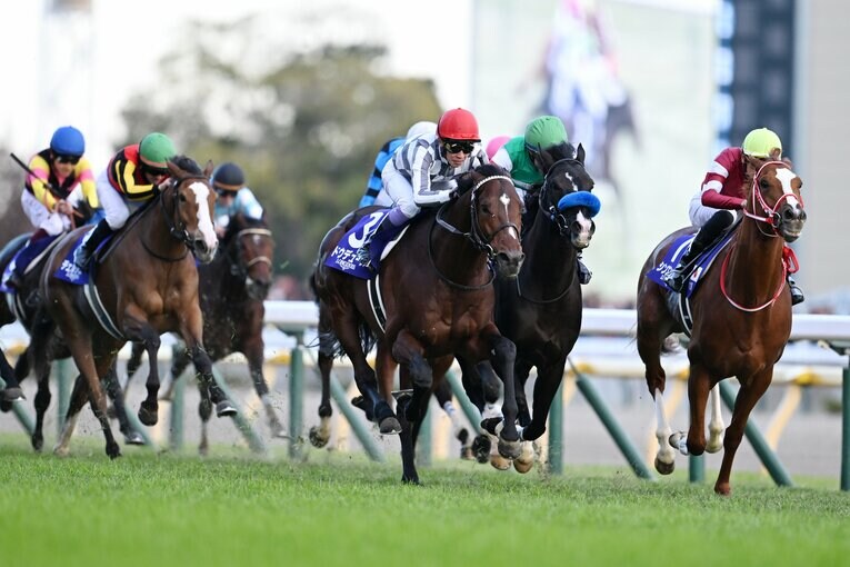 ドゥレッツァと競り合うドウデュース　©Keiji Ishikawa