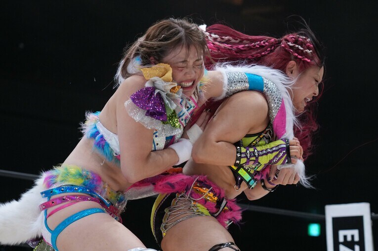 アームブリーカーで岩谷麻優を攻めるイヨ・スカイ　©Essei Hara