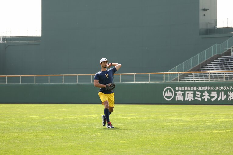 第1クール終了後、休養日に宮城大弥とのキャッチボールで見せた、まさかの左投げ