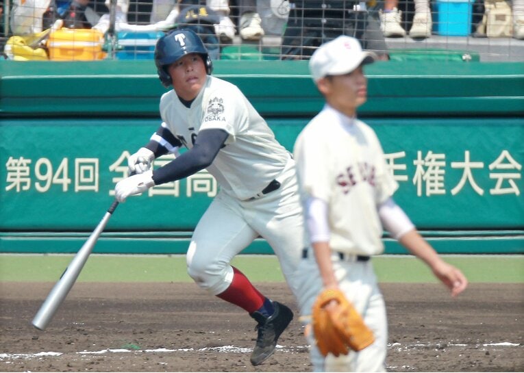大阪桐蔭相手に力投する大竹　©JIJI PRESS