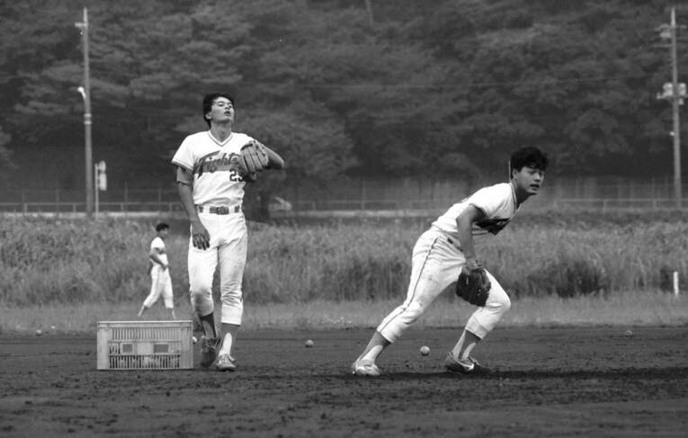 日本ハム2軍密着（1988年）。ノックを受ける　©BUNGEISHUNJU