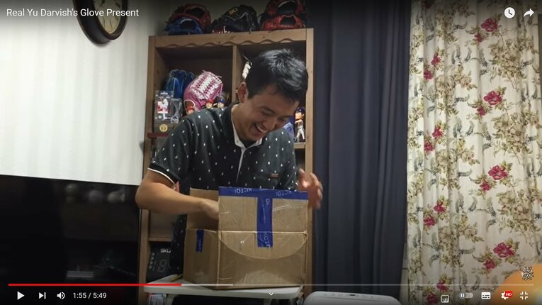 満面の笑みで箱に手を突っ込むグァンジャさん（4/8）　YouTubeチャンネル「BIGHERO BASEBALL [달빛광자]」より