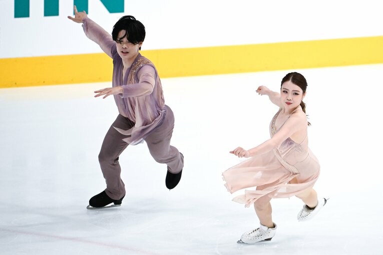 初の国際大会出場となった「木下グループ杯」で演技を行う紀平梨花・西山真瑚　©Asami Enomoto【スワイプするとそのほかの写真もご覧になれます】