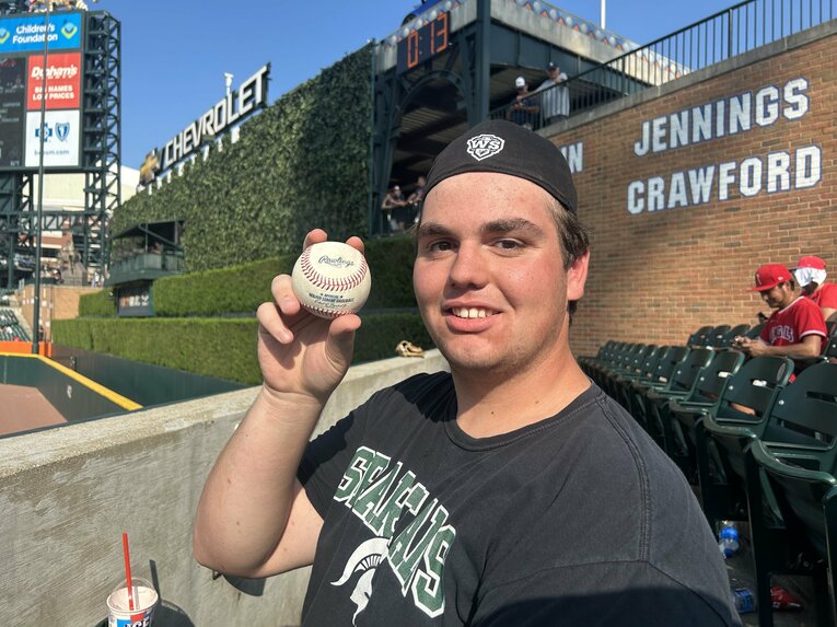 大谷ホームランボールを手に嬉しそうなファン（エンゼルス時代）　©Naoyuki Yanagihara