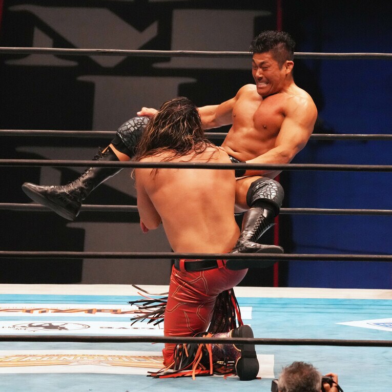 SANADAのシャイニングウィザードが炸裂