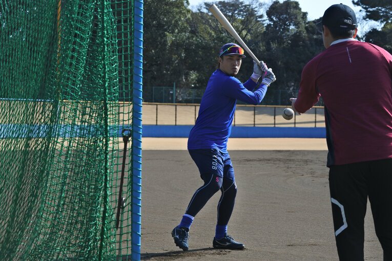 今年2月、平塚球場で練習する倉本　©Kyozo Hibino