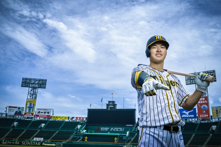 撮影の最後にはお決まりのZポーズも披露してくれた　©Maciej Kucia