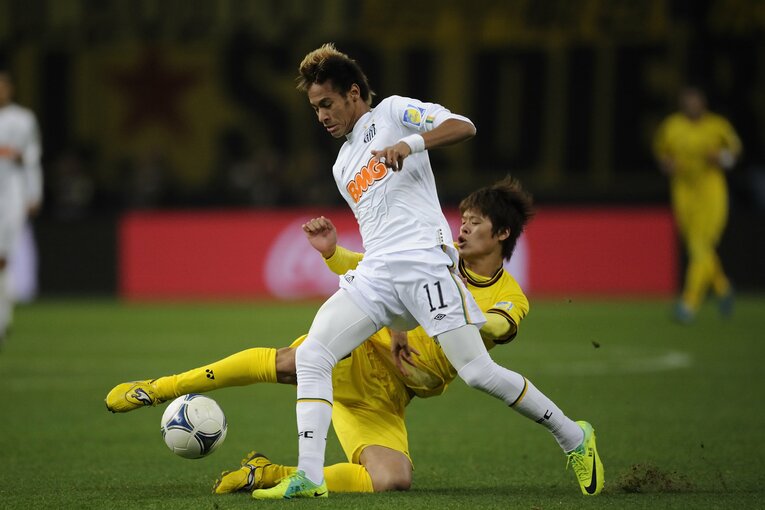 2011年のクラブW杯、酒井宏樹とマッチアップするネイマール　©Takuya Sugiyama