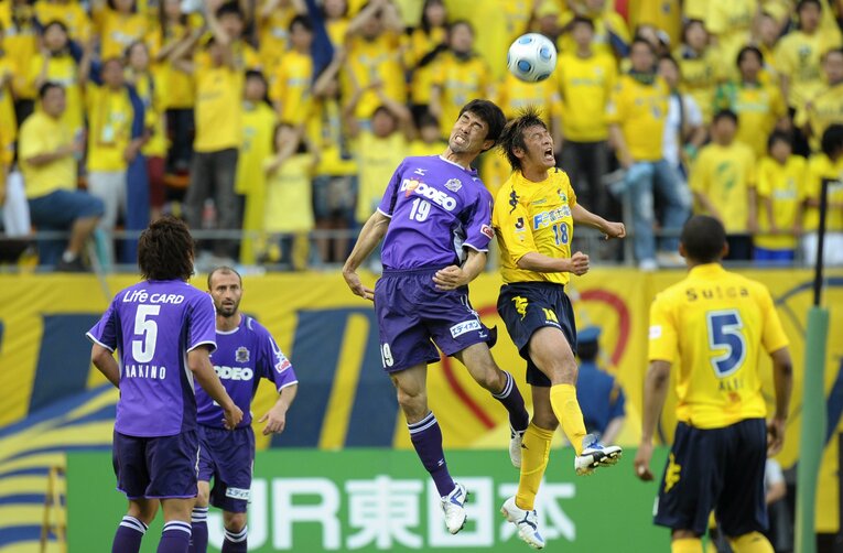 巻誠一郎（右）と競り合う盛田剛平（2009年）©︎Toshiya Kondo