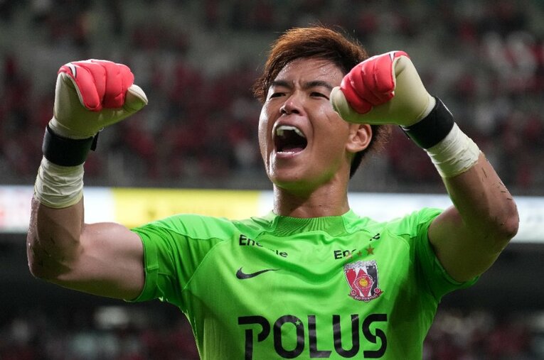 今季のJ1で第27節まで全試合に先発し、12試合を無失点に抑えている西川周作。37歳にして迎えた“覚醒”の裏には、名GKコーチとの出会いがあった ／ photograph by Masashi Hara/Getty Images