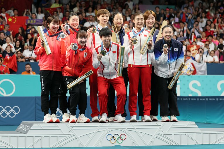 パリ五輪卓球女子団体の表彰式。日本は銀メダル、韓国は銅メダルを獲得　©︎Kaoru Watanabe/JMPA