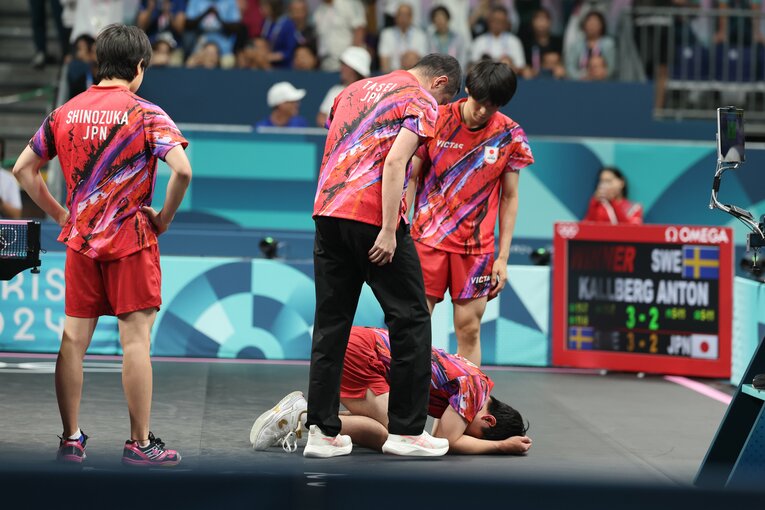 男子卓球団体戦準決勝、スウェーデン戦で敗れて崩れ落ちる張本智和　©︎Tetsuya Higashikawa/JMPA