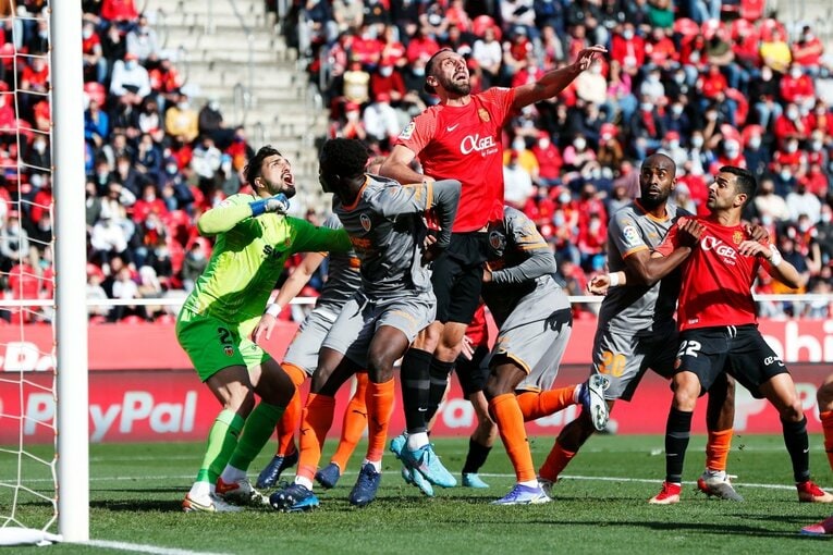 久保建英が“不可解判定”に怒った！ ラフプレーに抗議→イエローも…「バモス！クボ」とファンが信頼する理由〈撮影者の視点〉(44)