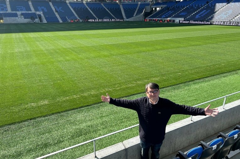 昨秋に開場した複合施設「長崎スタジアムシティ」の中心にあるPEACE STADIUM。この日はマッチデイではなかったため、スタジアムを自由に散策できた ／ photograph by Jun Ikushima