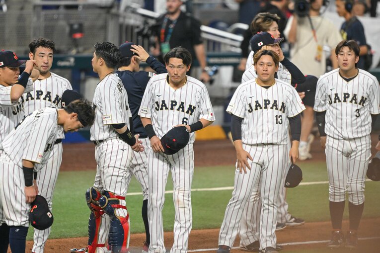 敗退後、最後の整列。観客に頭を下げる源田、小園ら　©Nanae Suzuki