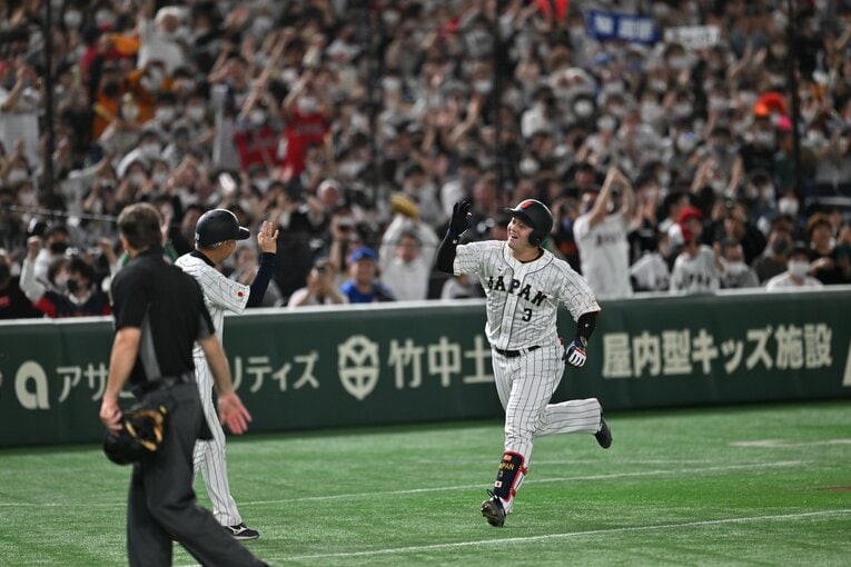 2023WBC球場の声援を一身に受け、ダイヤモンドをまわる牧　©Naoya Sanuki