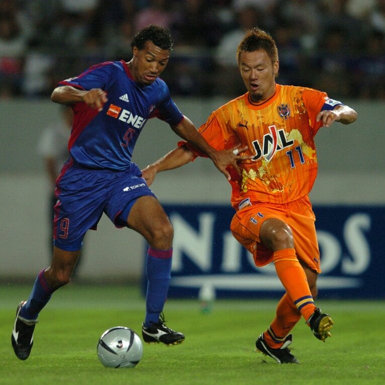 2004年、森岡隆三とマッチアップするルーカス　©Etsuo Hara/Getty Images