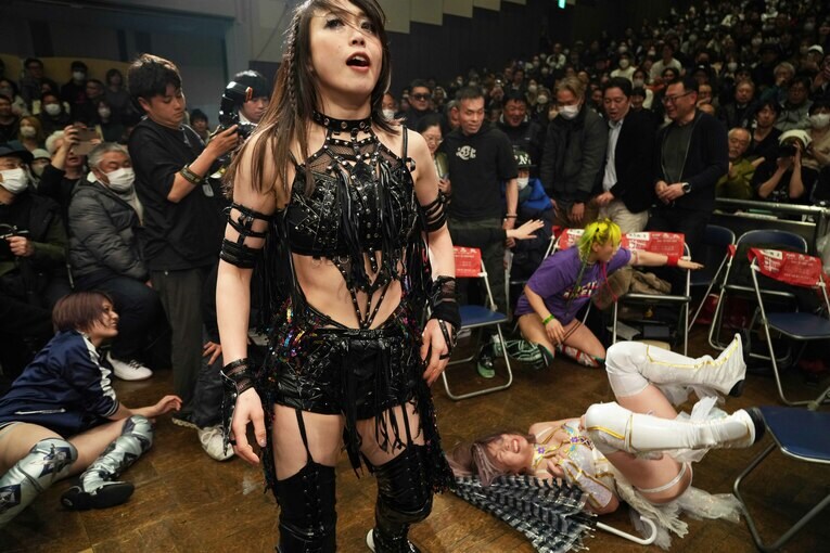 傘で中野たむを殴打した上谷沙弥　©Essei Hara