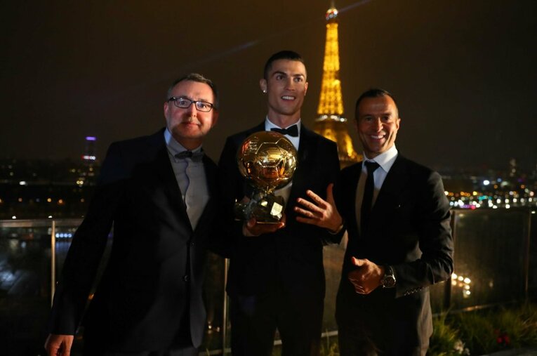 ロナウドの5回目のバロンドール受賞式にて。左がパスカル・フェレ編集局長 ／ photograph by L’Équipe