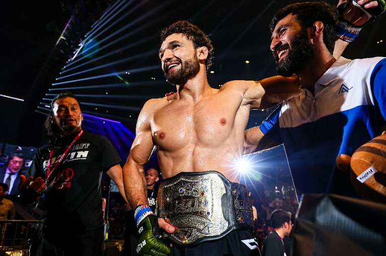 一方的な展開で朝倉未来からタップを奪い、RIZINフェザー級王座のベルトを巻いたヴガール・ケラモフ。母国アゼルバイジャンにビッグニュースを届けた ／ photograph by RIZIN FF Susumu Nagao