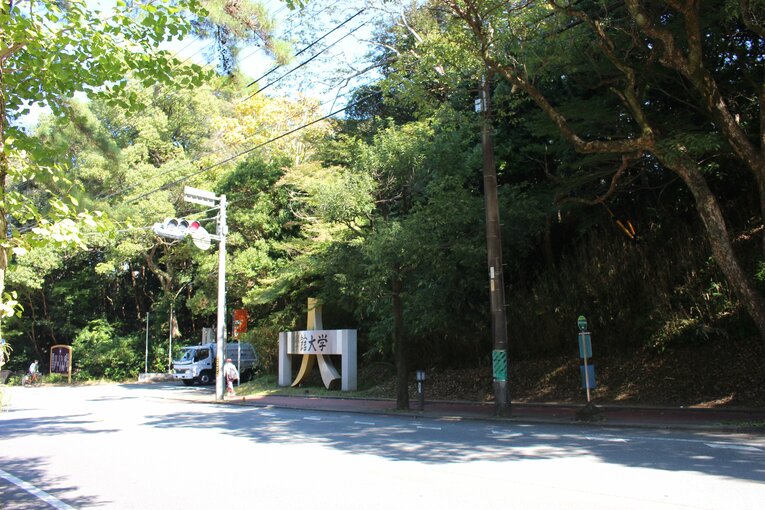 伊勢市駅からバスに乗って10分ほど。皇學館大学の入り口 ©Number Web