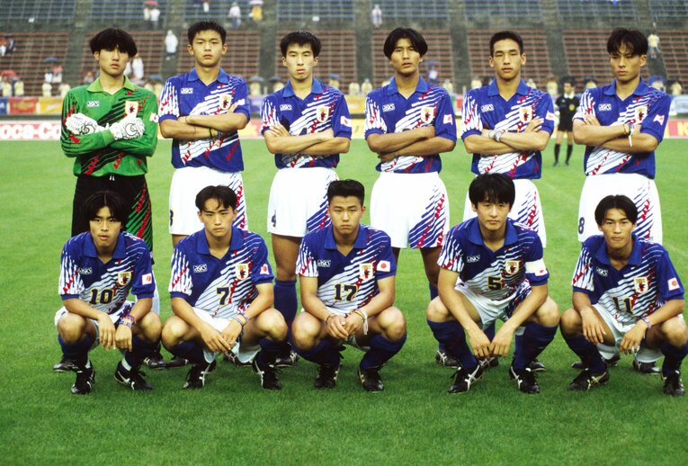 1993年７月のUー17壮行試合で。上段左から 小針清允、松田直樹、鈴木和裕、坂井浩、,中田英寿、宮本恒靖（下段左から）財前宣之、橋本淳、長田道泰、一木太郎、吉田孝行 ©︎AFLO