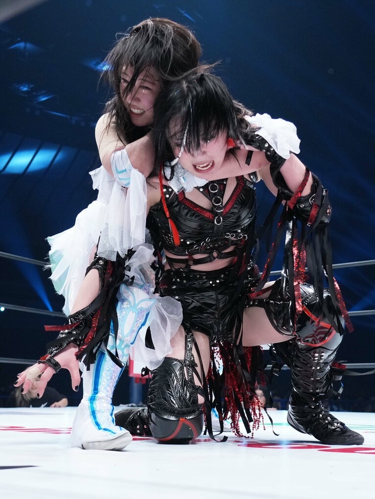 玖麗さやかのスリーパーホールドに耐える上谷沙弥　©Essei Hara