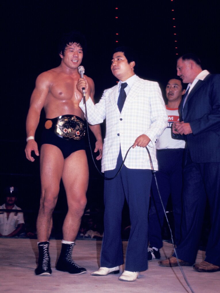 WWWFジュニア・ヘビー級王座の防衛に成功した藤波は舟橋慶一アナのインタビューに答える。セコンドについたカール・ゴッチの姿も見える。1978年8月13日、メキシコシティ