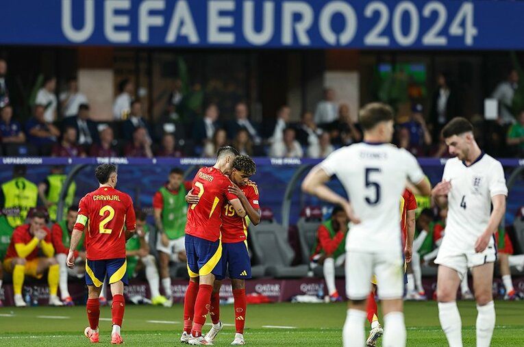 「逆転のイングランド」にも屈せず勝利したスペイン。7戦全勝の優勝はEURO名人とも言っていい戦いぶりだった ／ photograph by Mutsu Kawamori