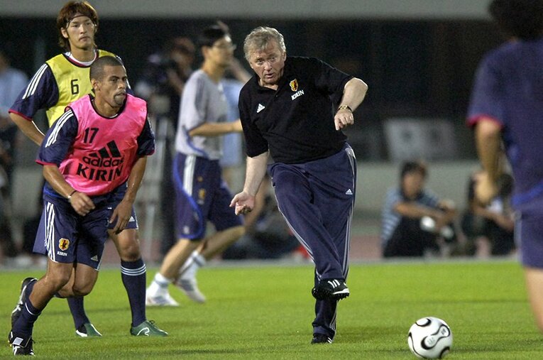 2006年日本代表合宿での三都主アレサンドロとオシム監督 ／ photograph by Kyodo News