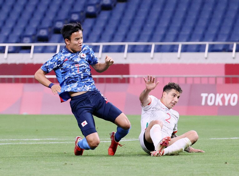 メキシコ戦堂、安のパスに左サイドのハーフスペースから全力で走り込んでいた久保建英が合わせる　©JIJI PRESS