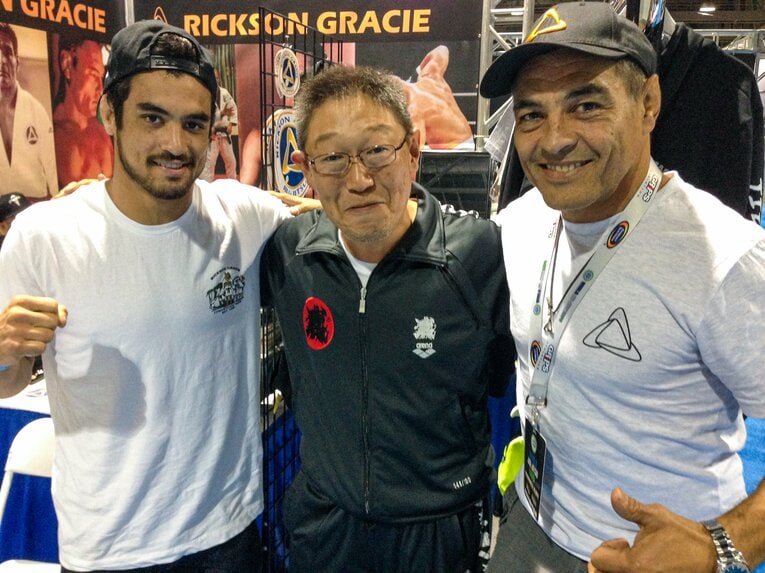 ヒクソンと次男のクロン、筆者の3ショット　©Susumu Nagao