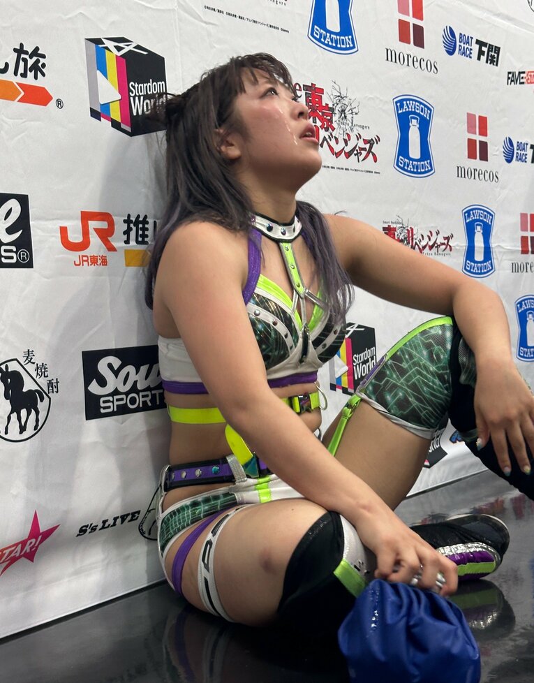 決勝後のバックステージで涙を流したAZM