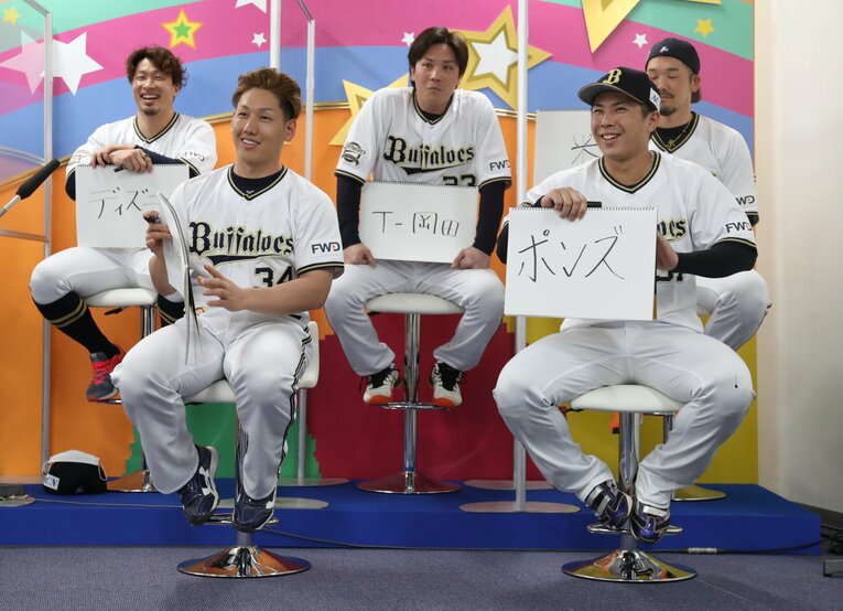 2020年、オリックスのファン感謝祭のトークコーナーに参加する吉田と若月（前列）　©︎Sankei Shimbun