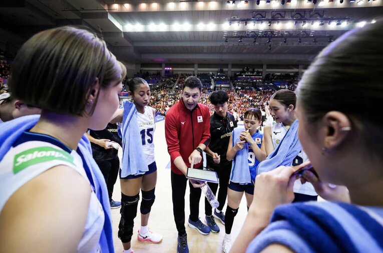 タイムアウト中、選手たちに訴えかけるアクバシュ監督　©︎Volleyball World