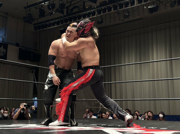 スワイプすると「エル・デスペラードvs葛西純」など激闘写真をご覧になれます　©Norihiro Hashimoto