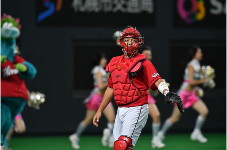 “黒田・新井と若手のつなぎ役”　なぜ41歳石原慶幸はカープの19年間「誰かの支え」であり続けたのか(13) ／ photograph by Hideki Sugiyama