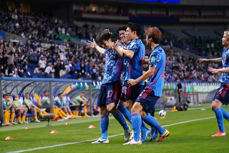 前半8分に田中碧が先制点を挙げ、日本は落ち着いて自分たちのサッカーを取り戻した　©JMPA