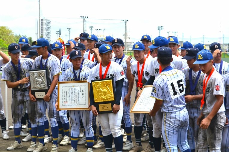 準優勝のエナジックとキャップを交換して記念撮影　©Takarin Matsunaga