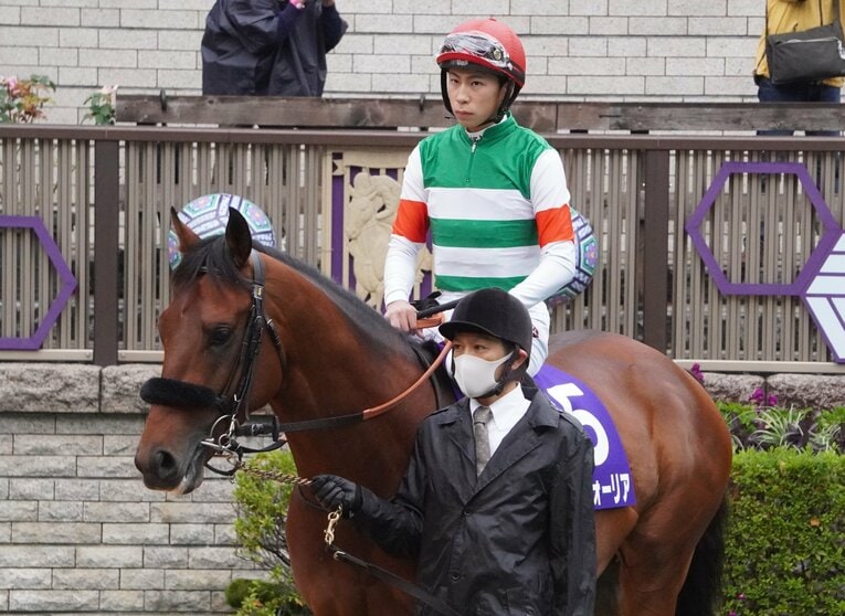 天皇賞・秋レース直前のエフフォーリアと横山武史　©Satoshi Hiramatsu
