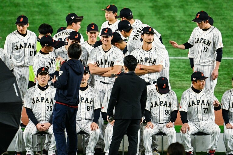 侍ジャパンの集合写真撮影で腕組みをする大谷翔平とダルビッシュ有　©Nanae Suzuki