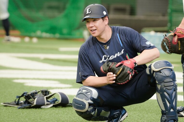 ベテラン捕手として若い投手陣を引っ張る炭谷　©Wataru Sato