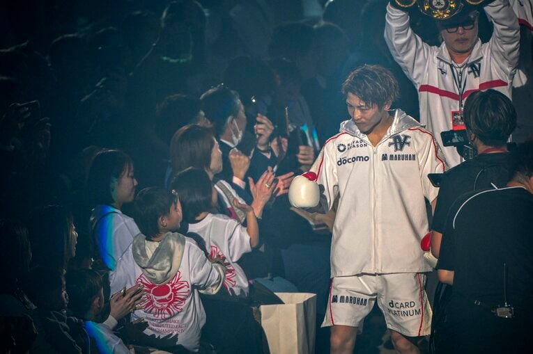 入場時に子どもたちとタッチする井上尚弥　©Takuya Sugiyama