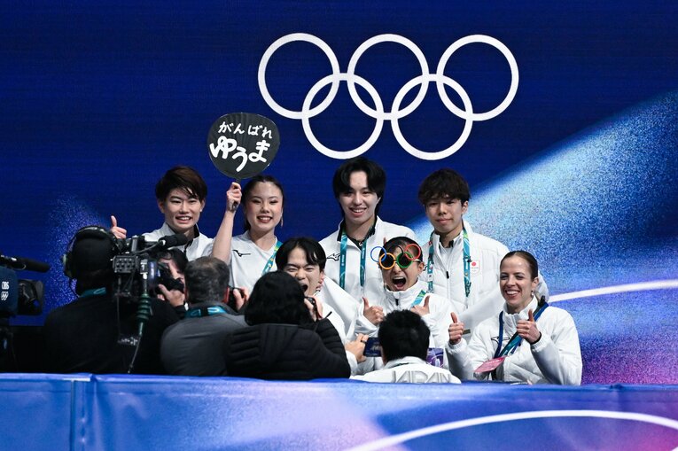 団体戦を見守る坂本花織（前列左から二人目） ©Asami Enomoto / JMPA