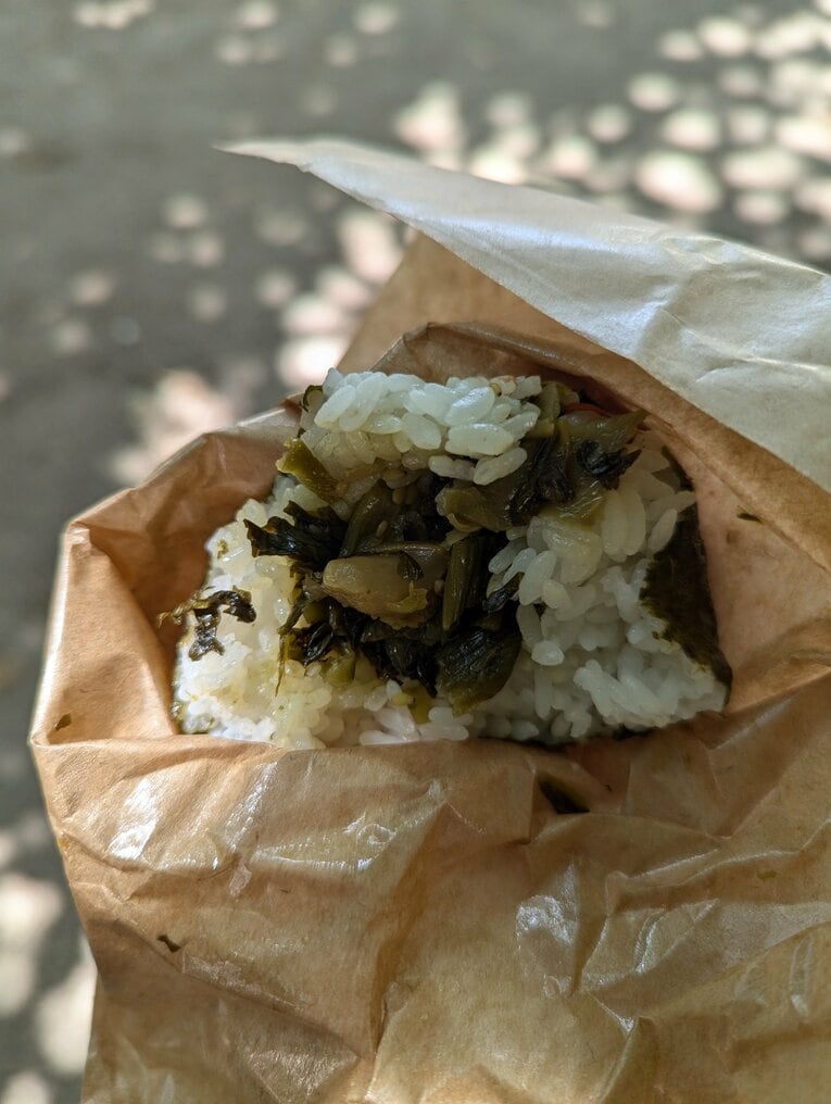 「おむすび権米衛」の高菜おにぎり（約440円）©Yu Saito